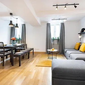 https://marienplatz-apartment-2-bedrooms-living-room-kitchen.getmunichhotels.com